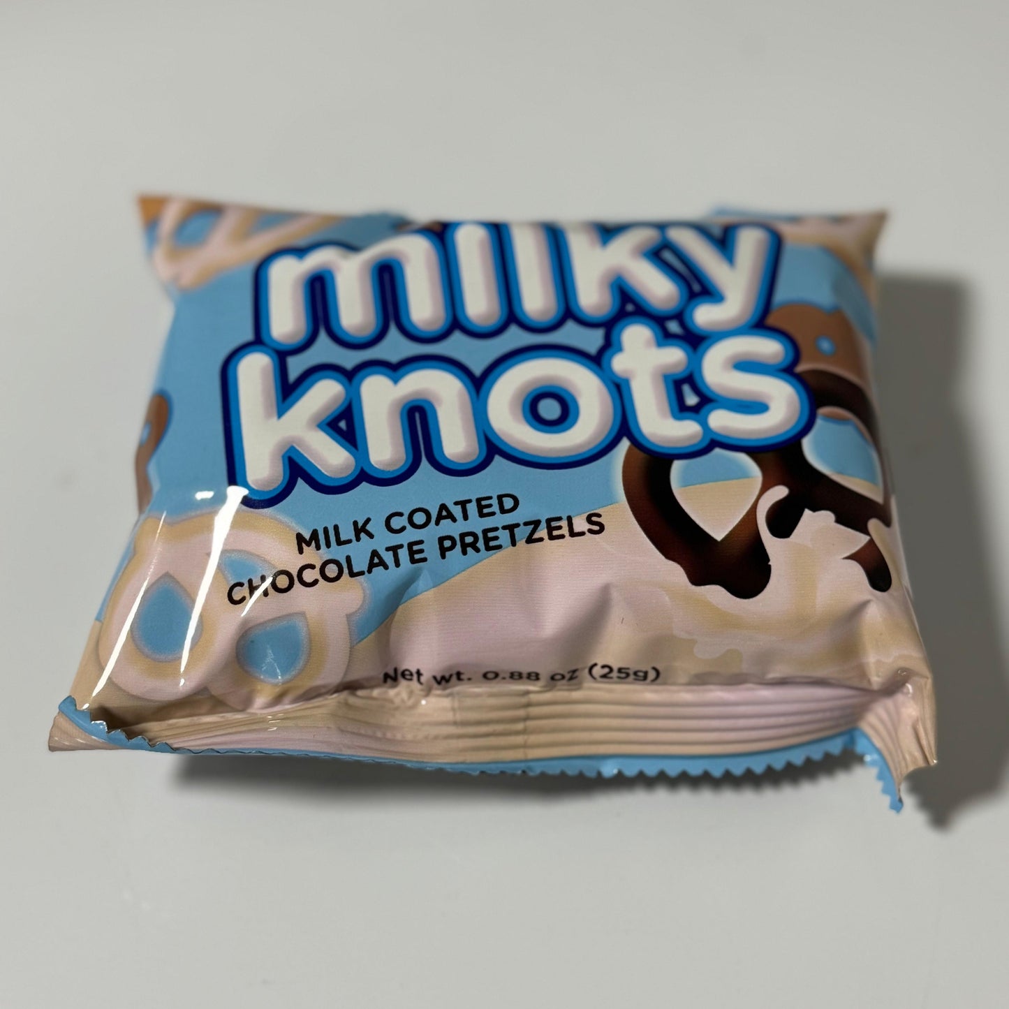 Milky Knots milk coated chocolate pretzels 28g